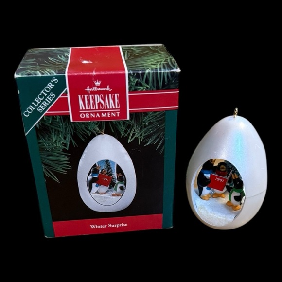Vintage 1991 HALLMARK Ornament WINTER SURPRISE PENGUINS - Picture 1 of 4